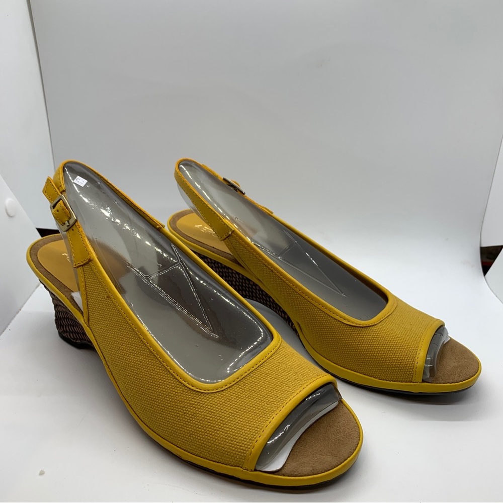 AeroSoles Dozen Roses Yellow Fabric Wedges Size:9M